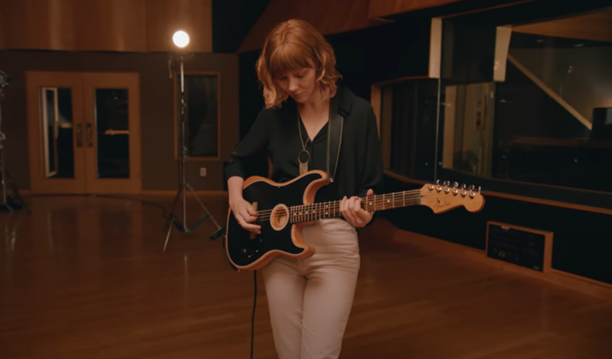 Molly Tuttle с гитарой Fender Acoustasonic Stratocaster, скрин YouTube