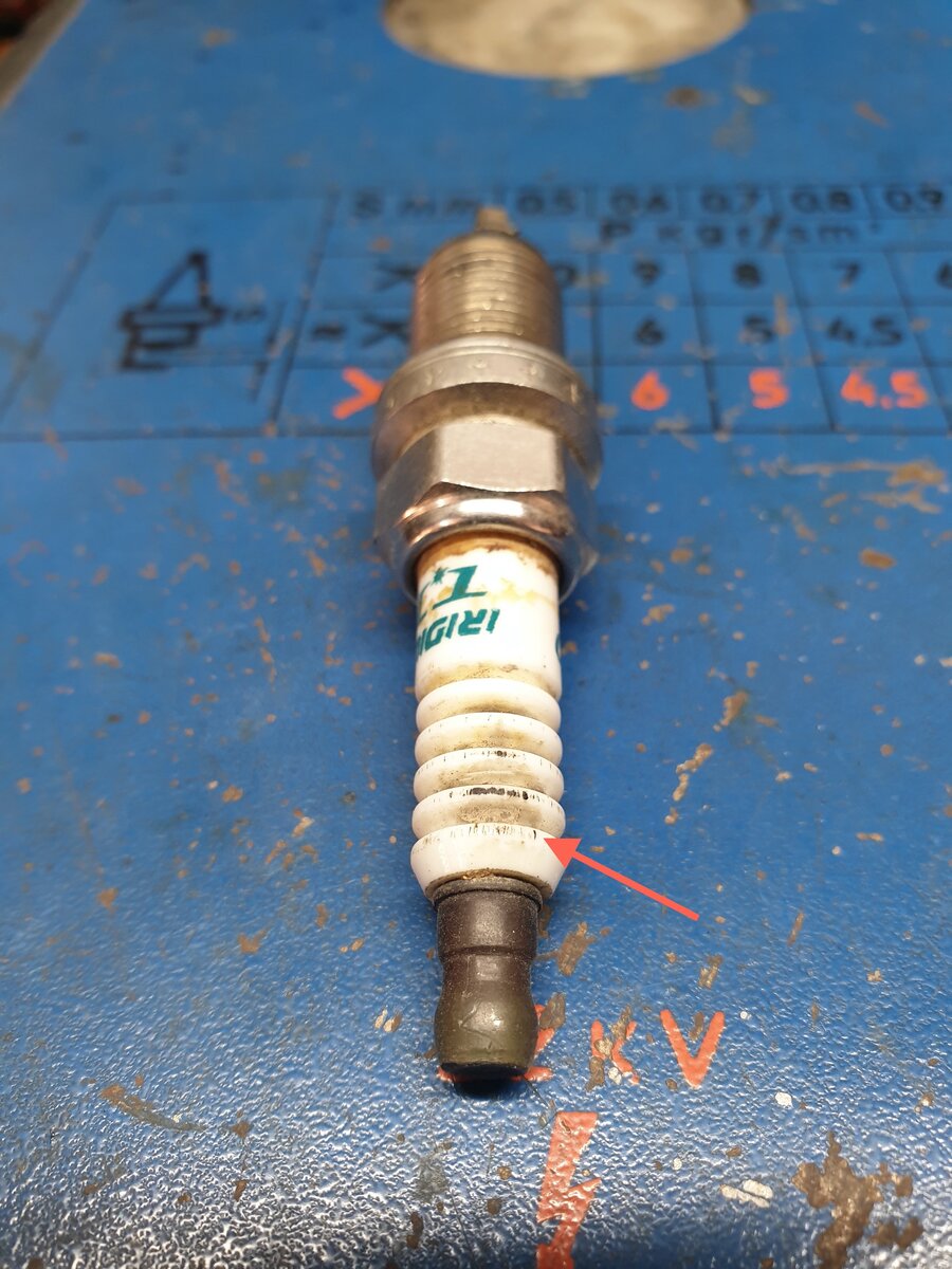 Насечки от высоковольтных пробоев на изоляторе свечи.