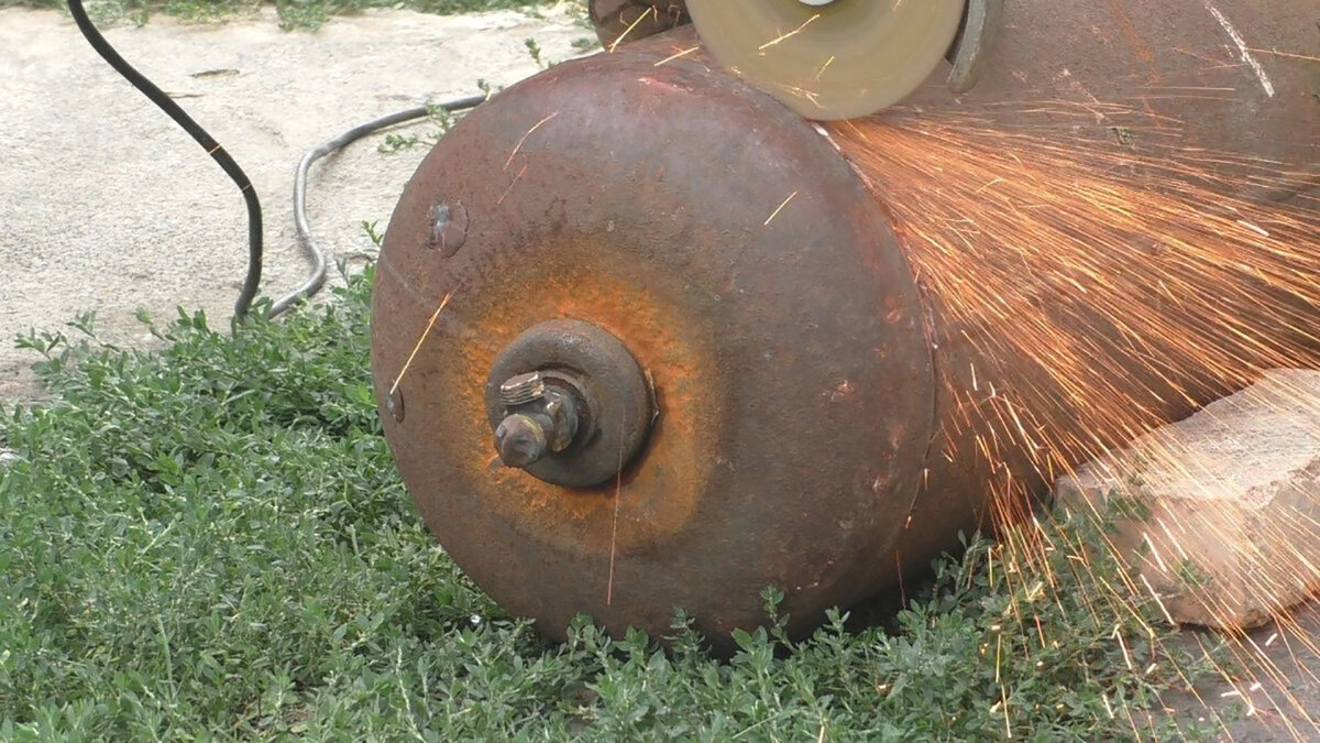 Соблюдайте правила техники безопасности при работе с ручным электроинструментом.