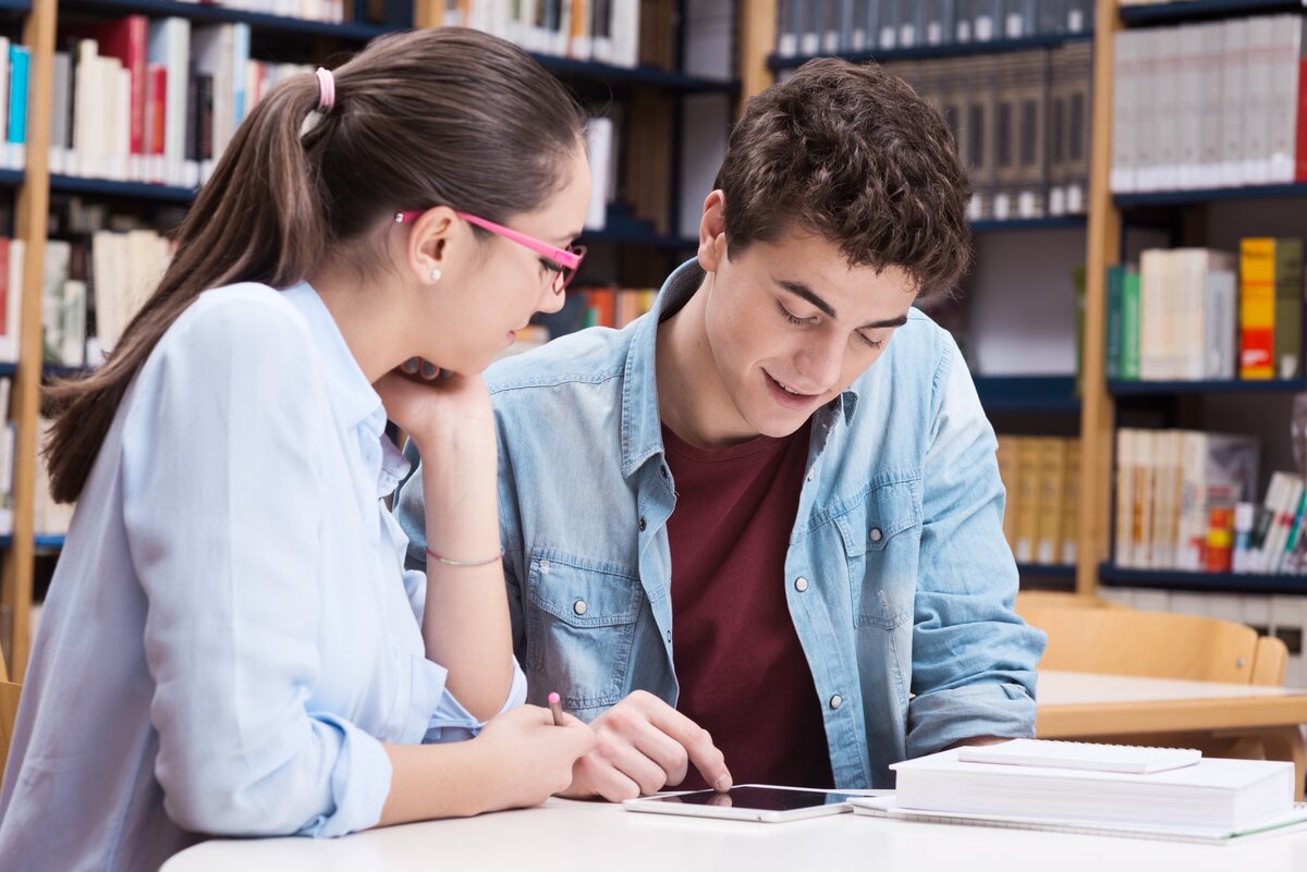 Favourite student. Студенты учеба. Школьники и абитуриенты. Студенты в библиотеке. Учеба картинки.