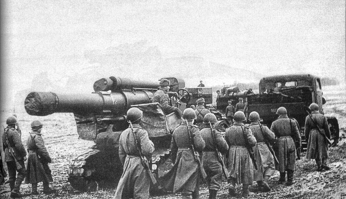 280-мм тяжелая мортира Бр-5 перевозится к линии наступления в Восточной Пруссии  американским трактором HD-10W с артрасчетом и отделением стрелков