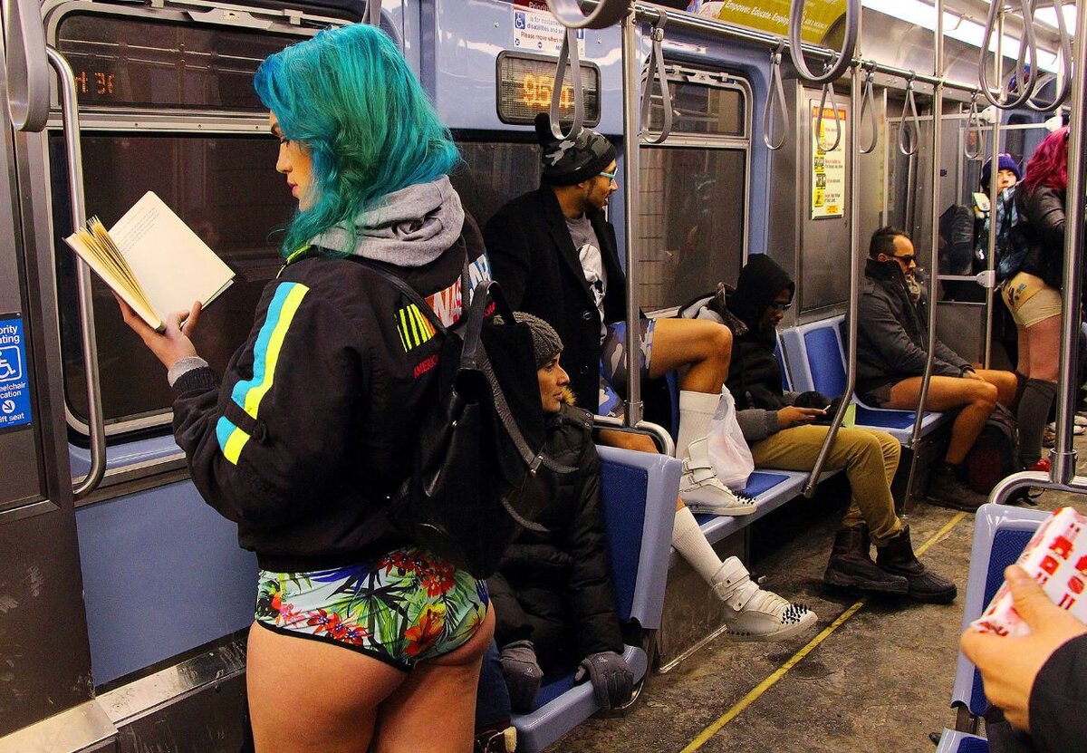 Ходит ди. No Pants Subway Ride 2019. Booty in Subway. Girl butt in Subway. Jack Subway без одежды.