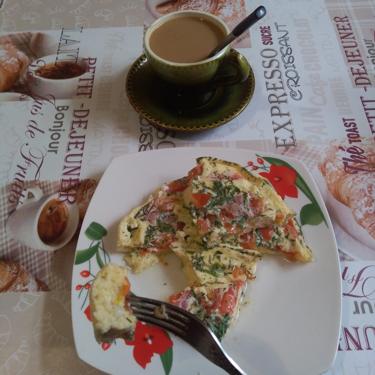 Для омлета взбила два яйца с молоком, добавила нарезанные помидоры и зелень. Посолила. Перелила в форму для СВЧ и готовила в микроволновке 2 минуты.