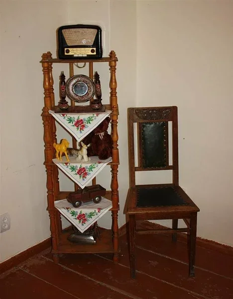 Полки застилали вышитыми салфетками. Советская этажерка.