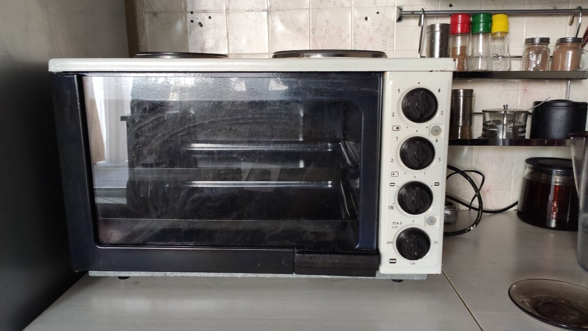 Плитка с двумя конфорками и духовкой.