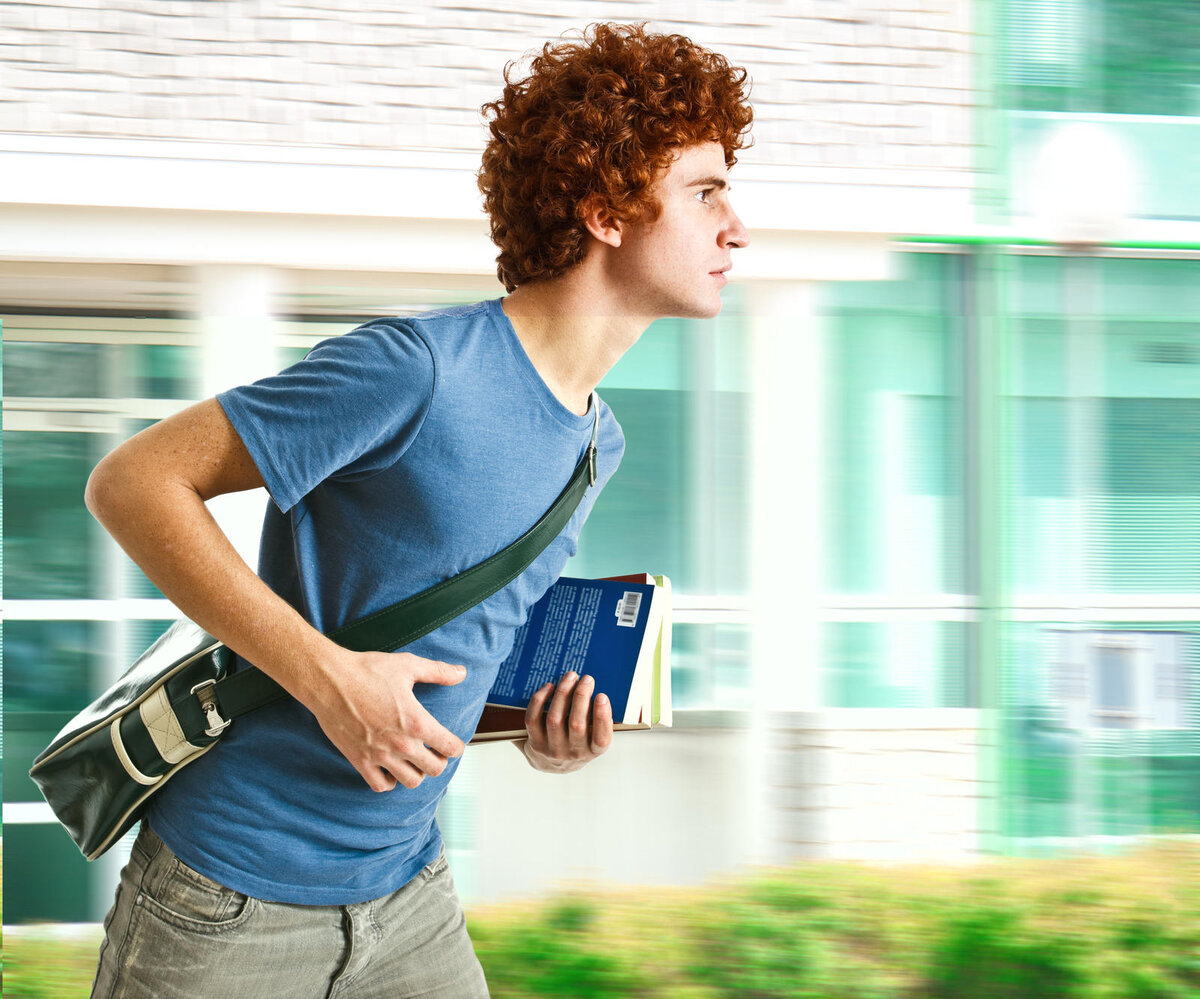 Be late for school. Студент спешит. Студент бежит. Успешный подросток. Целеустремленный молодой человек.