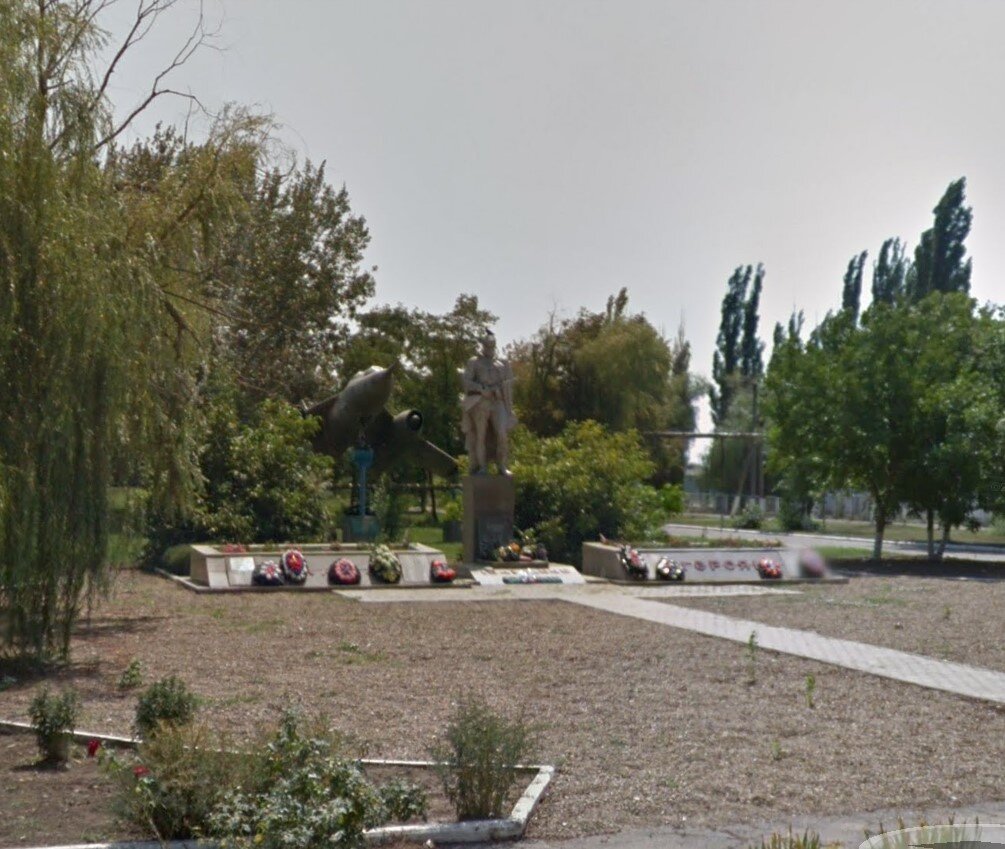 братская могила. станица Чебургольская