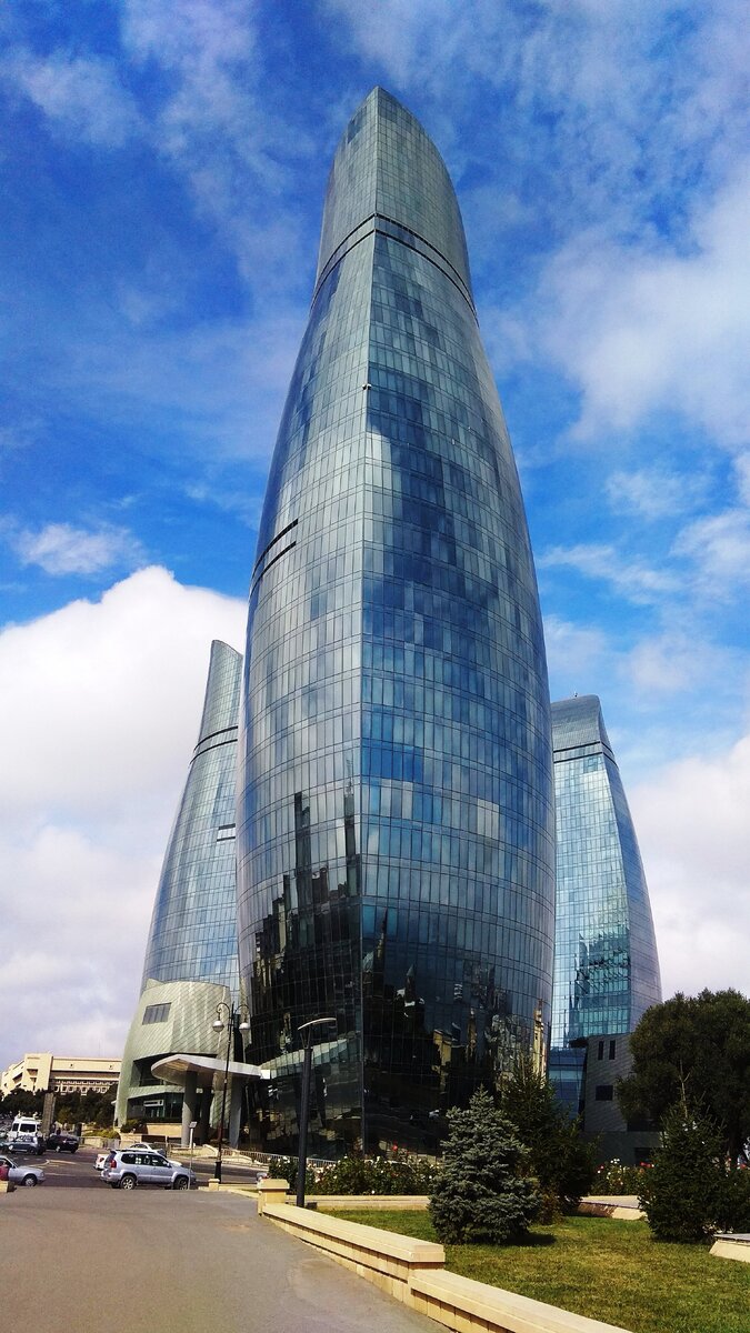 Первая встреча с айсбергом. Он надо мной. В башне отражается небо! Здесь и далее галерея, пожалуйста, листайте.