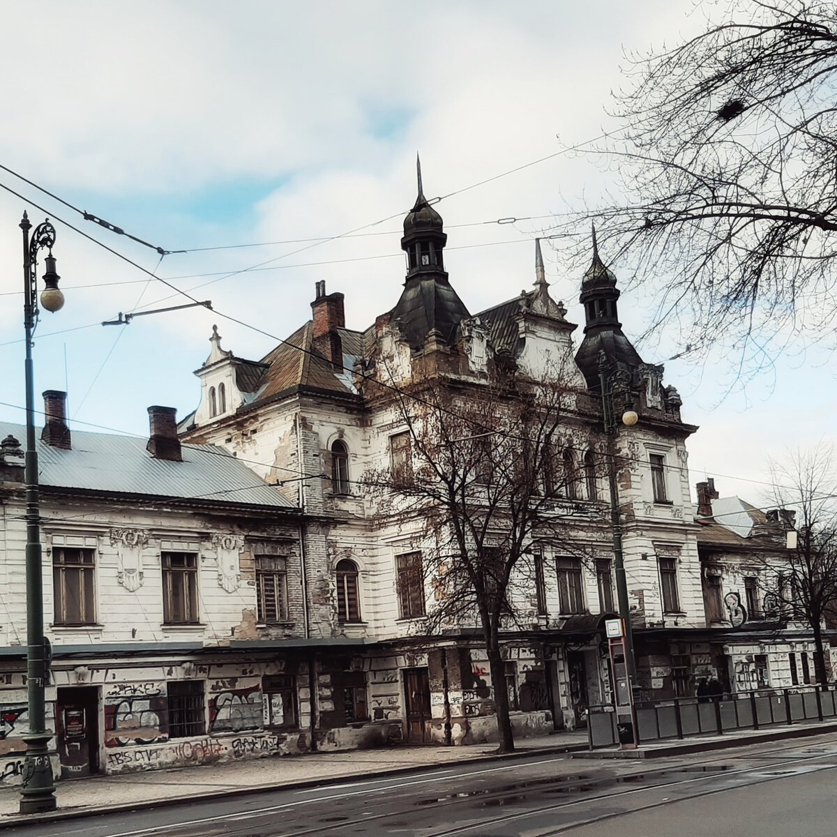 Изучая мысли успешных людей, я заметил ряд отличающих их взглядов и принципов. ⠀
Одним из которых, является уважение к собственным мечтам и планам.⠀
Елена Блиновская говорит, что её мечты сбываются, потому что она никогда их не предавала.⠀
Считаю, что это архиважный принцип. Не предавать свои мечты.⠀
Человек с несбывшейся мечтой, словно дом с заколоченными окнами. 
⠀
Здесь, буду делиться мудростью людей, принципы которых мне кажутся фундаментальными. ⠀
Будет интересно, присоединяйтесь. ⠀
⠀

