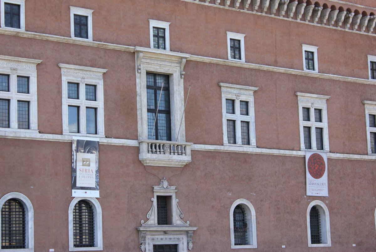 Италия. Рим. Дворец Венеции. Балкон Муссолини. 