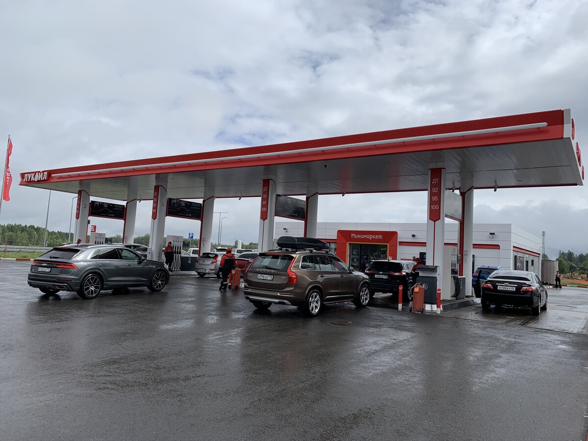 Заправка лукойл на трассе м11. Азс лукойл на трассе м11 санкт-петербург москва. Азс лукойл на трассе м11. Азс на м4 дон. Газпромнефть на м11.