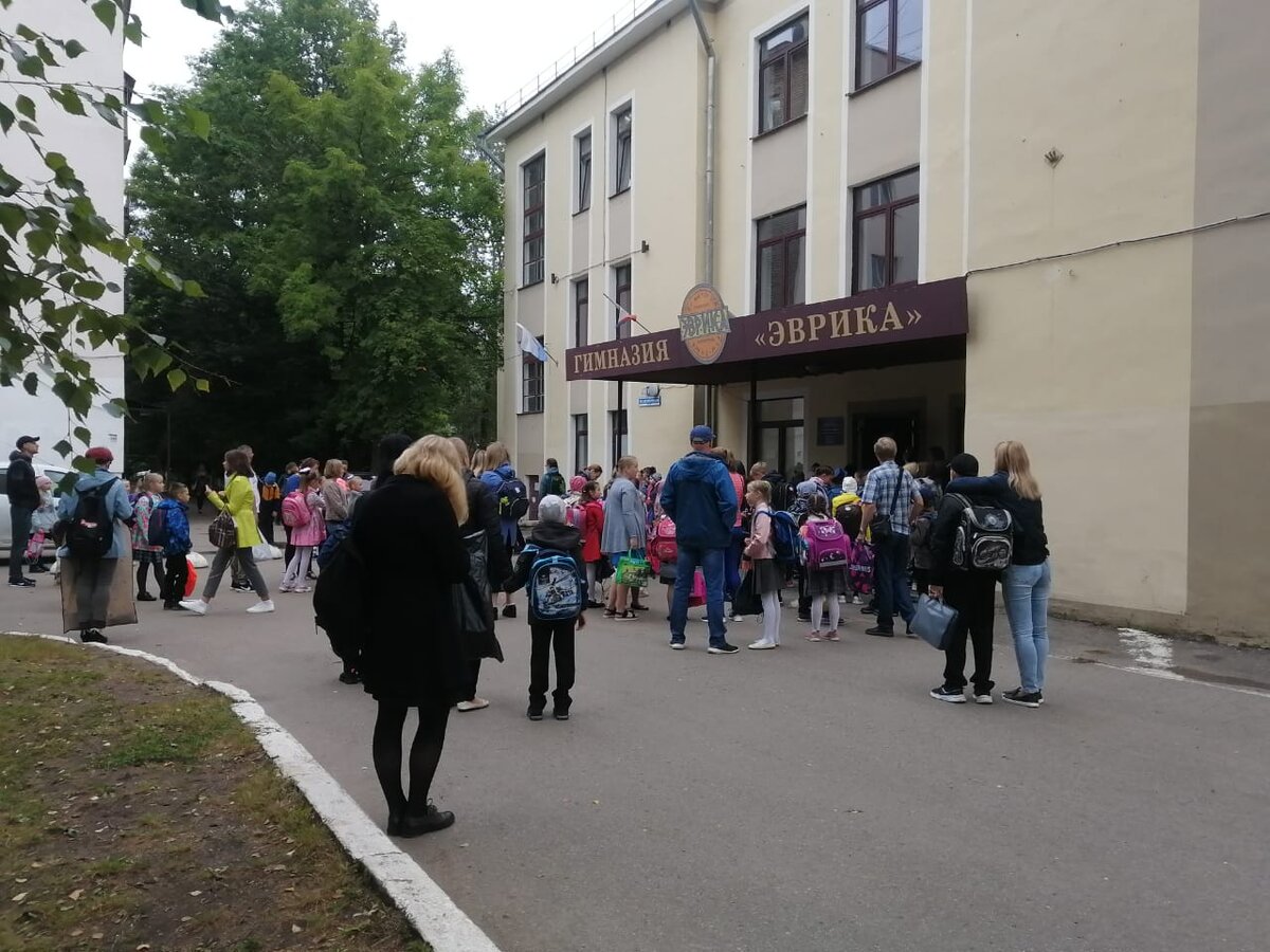 вход в школу строго по очереди