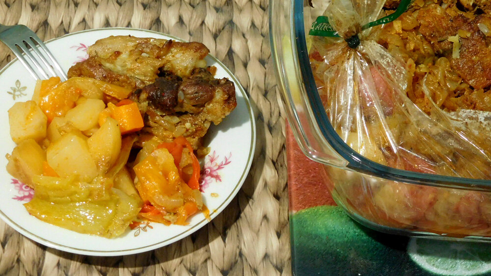 Свинина с картошкой и овощами в духовке