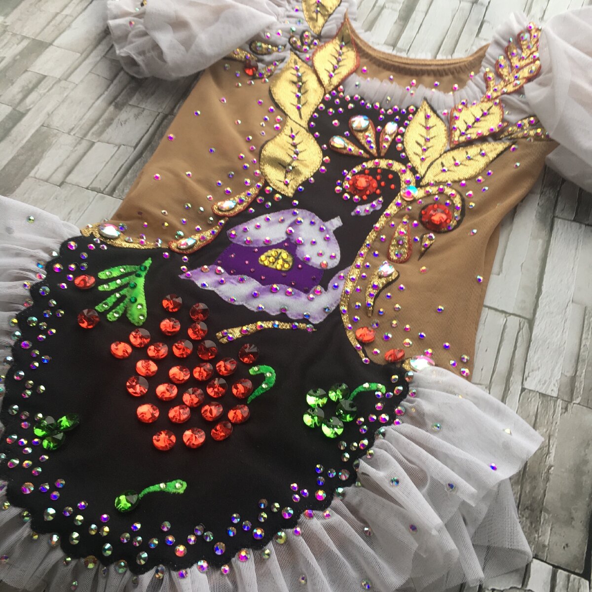 Началось все в 2017 году, когда моей дочери исполнилось 3 годика😊 по началу мы и не думали заниматься художественной гимнастикой😅решил попробовать танцы, уж очень она  любит танцевать. Я сводила  ее на балет. После второго занятия, Алиса отказалась ходить туда. Через неделю попробовали сходить на бальные танцы💃 . Первые два занятия прошли хорошо, но на третьем оказалось, что тренер будет мужчина, и дочь отказалась заходить в зал. Сказала, мне что хочет чтоб тетя была, вместо дяди🤦‍♀️ перевестись в  бальные по другому адресу было не удобно, так как там более позднее время занятий для малышей. И тогда мы стали рассматривать гимнастику. После пробных занятий, дочь была в восторге. Так и остались 🤸‍♀️ гимнастика это безумно красивый вид спорта. И мне захотелось научится шить эти купальники💎
А что вас связывает с художественной гимнастикой, может ваша дочь занимается или вы шьёте красоту для грациозных гимнасток, а может вам просто нравится  этот вид спорта?Напишите свои комментарии😉