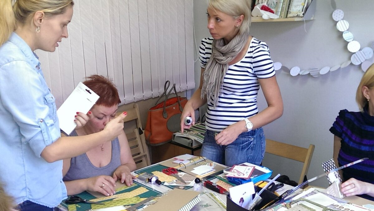 Вот тут видны наши стульчики и в сложенном виде, и в рабочем состоянии. Фото из архива автора