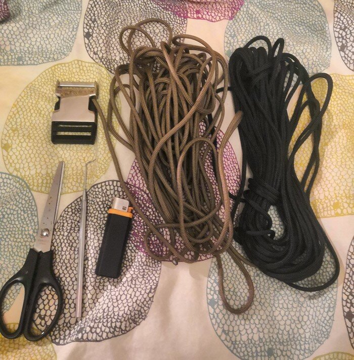 Если вы хотите сделать такой ошейник для своей собаки, то измеряете объем шеи и умножаете на 3, так вы получите нужную длину шнура для именно вашего плетения. Крепким паракорд на фастекс таким образом 
Обязательно после каждого раза, как отрезали паракорд его нужно прижечь зажигалкой, что бы шнур не распустился