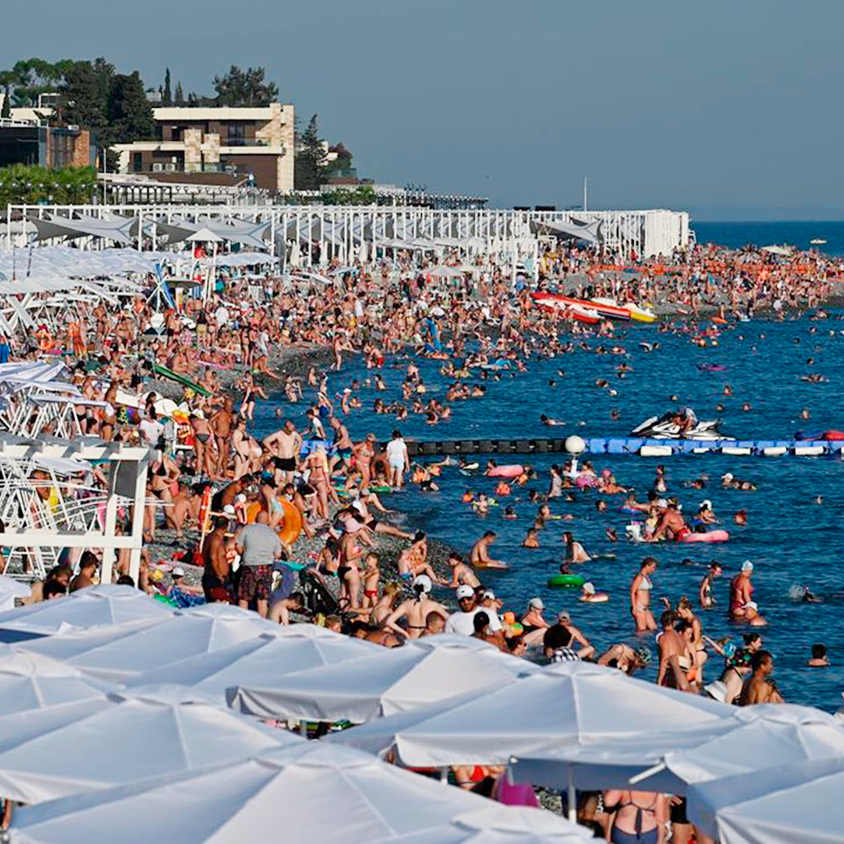 Море летом 2021. Пляж Сочи 2022г. Черное море пляж. Переполненные пляжи. Многолюдный пляж в Сочи.