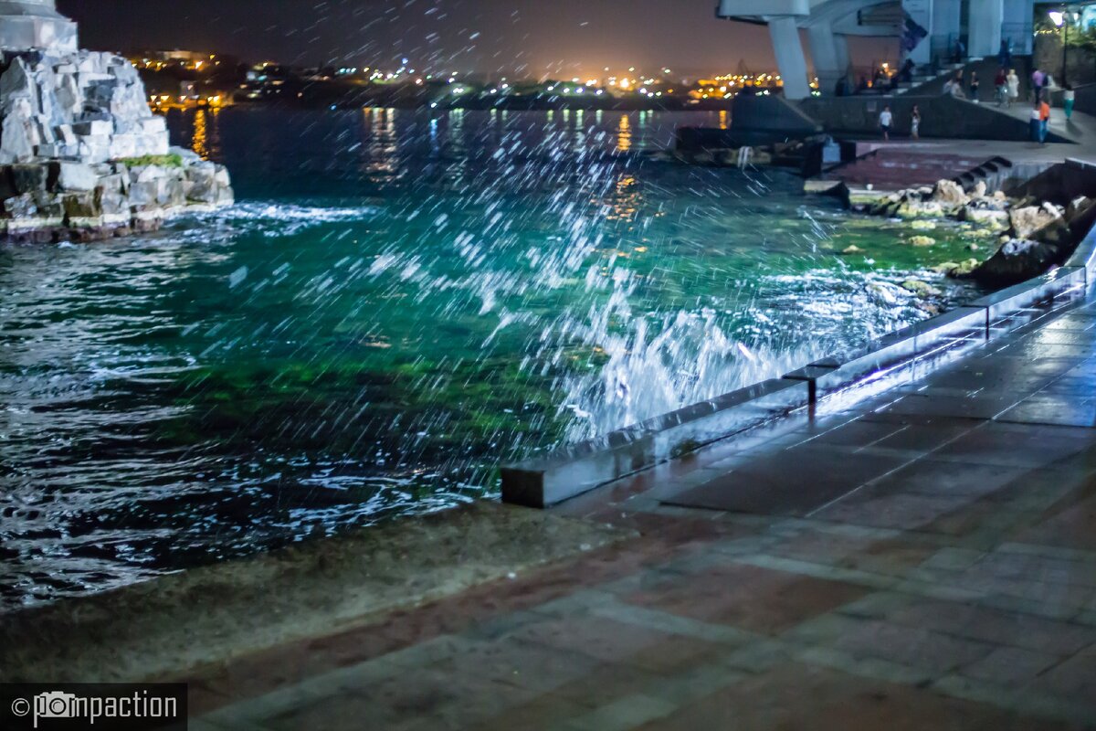 Брызги воды у памятника затопленным кораблям