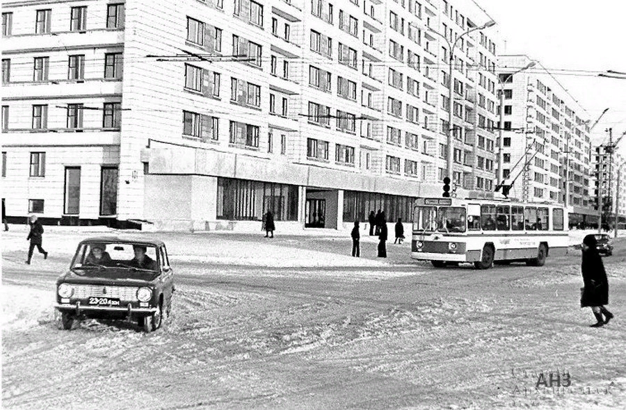 г. Архангельск, ул. Энгельса, маршрут № 1, https://pastar.ru/index.php?option=com_k2&view=item&id=3026:perekrjostok-ul-engelsa-ul-timme-1975-god&Itemid=163