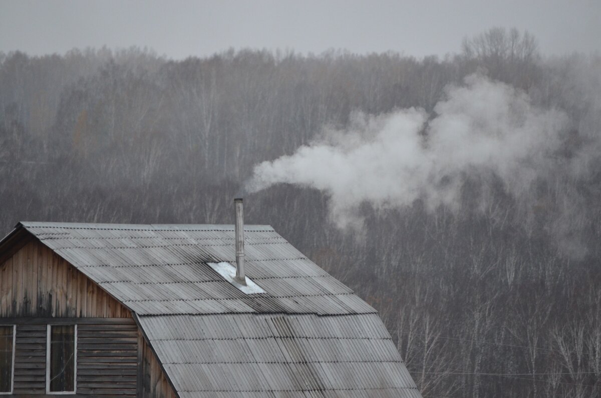Когда дымок из труб идет, уютнее на душе становится. Фото автора