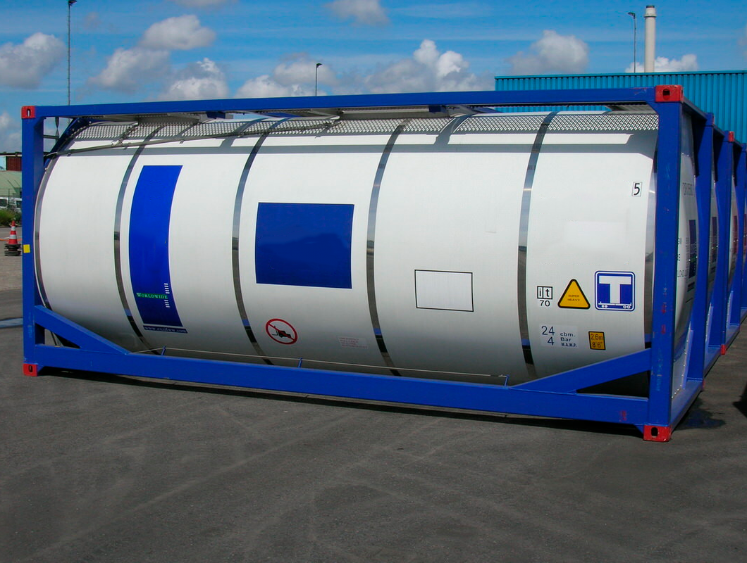 Вот в таких цистернах оно транспортируется 