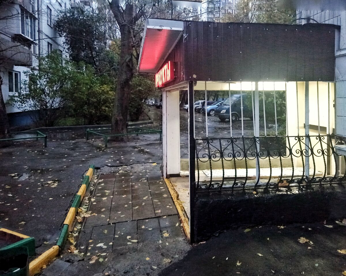 Фото автора. Навес наподобие этого. Только здесь ещё стены есть.