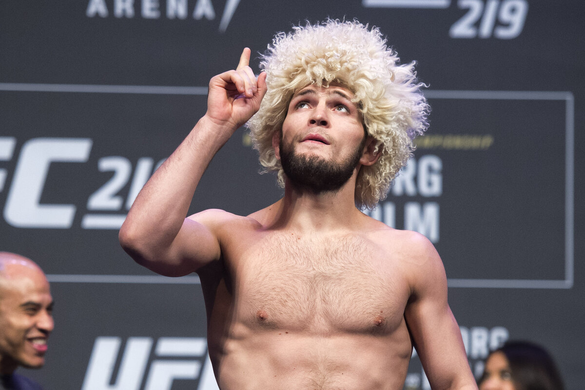 Председатель совета директоров футбольного клуба "Спартак" (Москва) Леонид Федун поздравил россиянина Хабиба Нурмагомедова с защитой титула чемпиона UFC в бою против Джастина Гэтжи. 
"Хабиб стал легендой смешанных единоборств с миллионами поклонников по всему миру.", - сказал Федун, добавив, что команда "Спартак" после матча против "Краснодара" отложила вылет и смотрела этот по телевизору в раздевалке.

"Я уважаю и понимаю решение Хабиба завершить карьеру. Однако в случае, если наш боец его изменит, то предлагаю провести бой на "Открытии Арене"", - также отметил Федун.

Владелец "Спартака" заявил, что здесь Хабиб получит поддержку 50 тыс болельщиков, кроме этого поединок войдет в историю UFC, так как Хабиб еще ни разу не проводил бои дома.