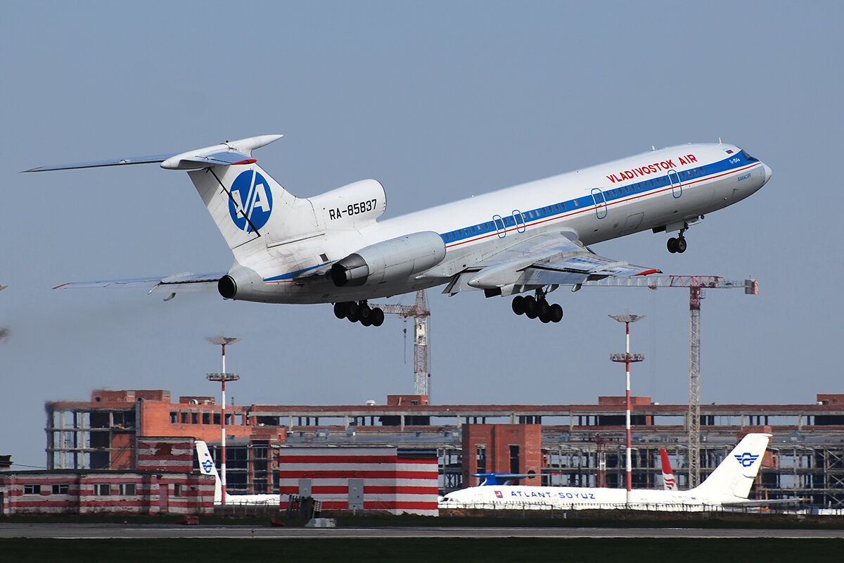 Ту-154 идёт на взлёт в аэропорту Владивостока (фото с сайта commons.wikimedia.org)