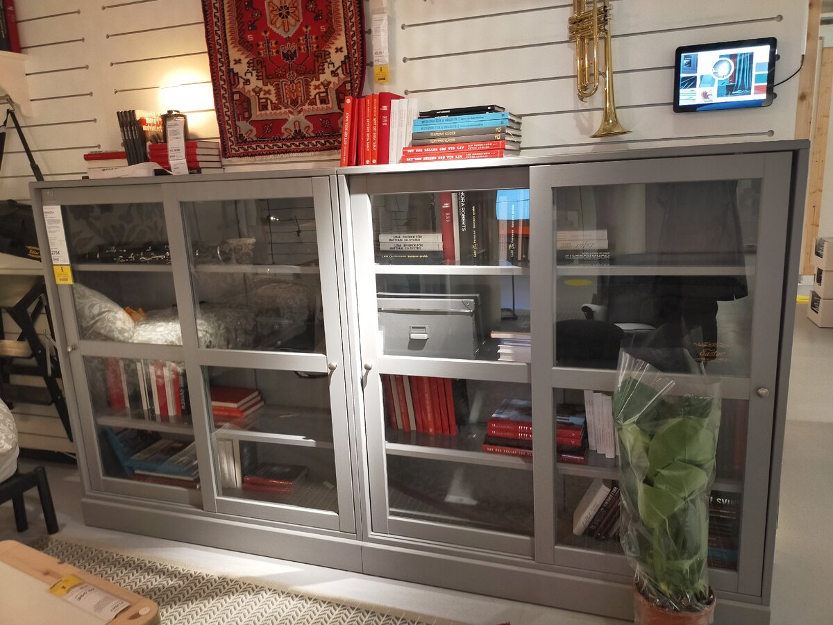 Этот стелаж с ездиющими дверками я увидела в парижеской IKEA.