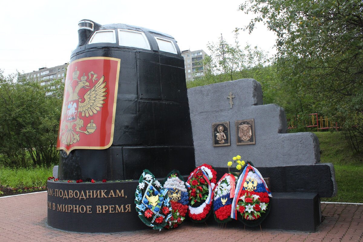 Памятник погибшим в мирное время. Памятник морякам подводникам Курск. Памятник морякам подводникам в Мурманске. Памятник подводникам лодки Курск в Мурманске. Памятник морякам подводникам Севастополь.