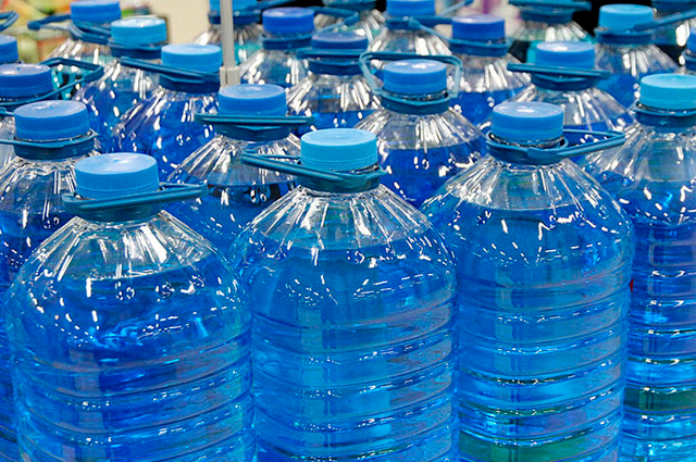  Бутыли с омывающей жидкостью источник: https://augustnews.ru/