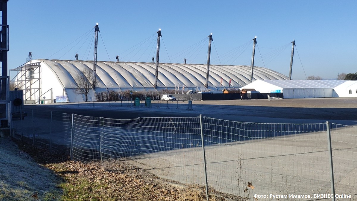 Именно в этом ангаре проходили соревнования фигуристов на ЧЕ-2020