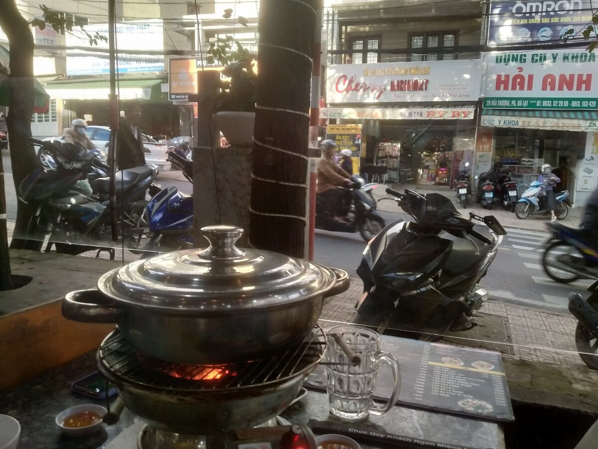 Столик с видом на улицу, как любят вьетнамцы :)