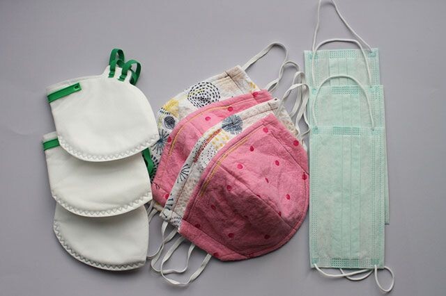 Человек в народной маске. Чем умельцы заменяют медицинские респираторы