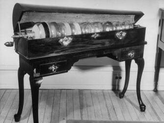 Армоника, изобретенная Бенджамином Франклином. 