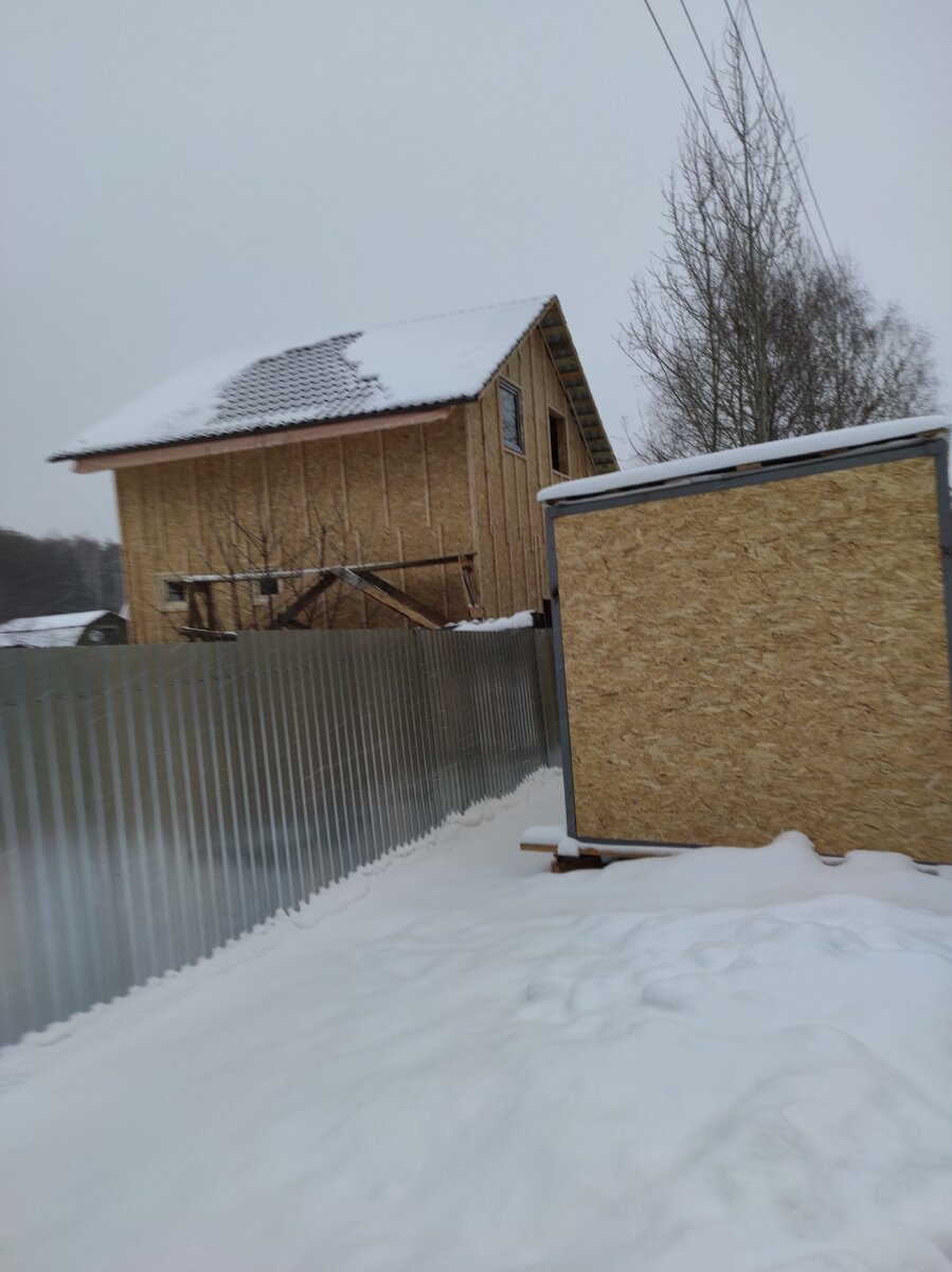 На фото справа это наша бытовка