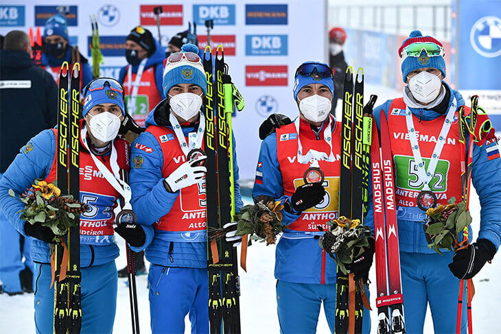 Награждение наших биатлонистов после эстафеты