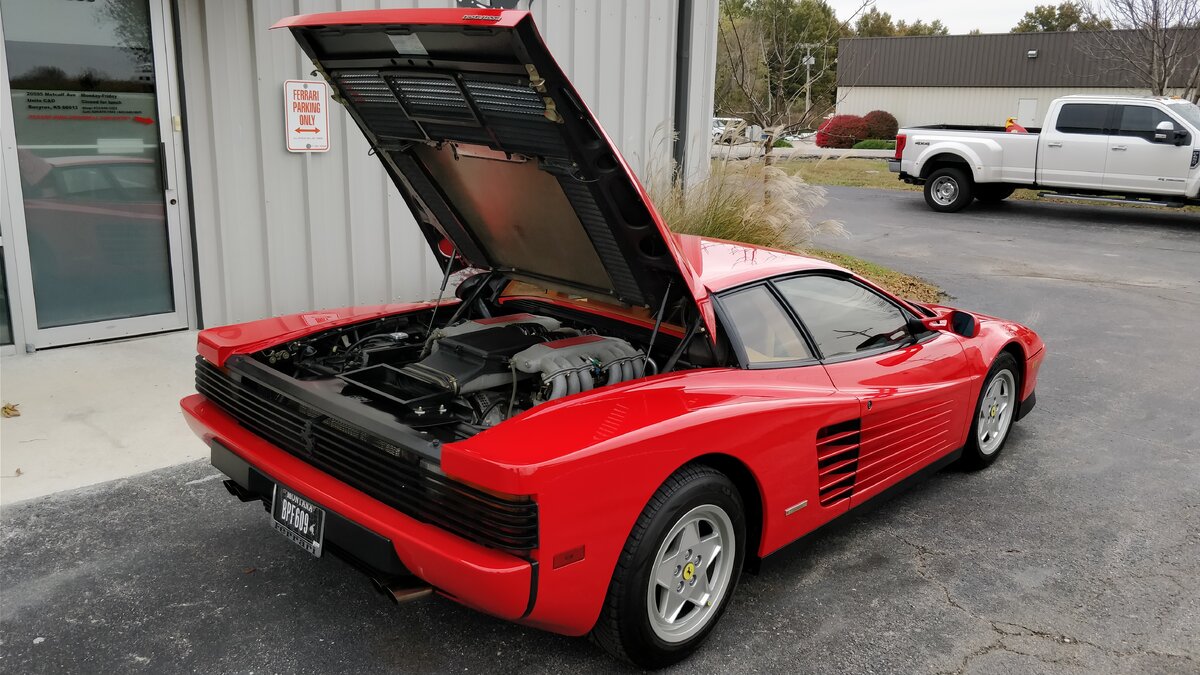 Ferrari Testarossa (на фотографии хорошо заметны те самые крышки блоков цилиндра)