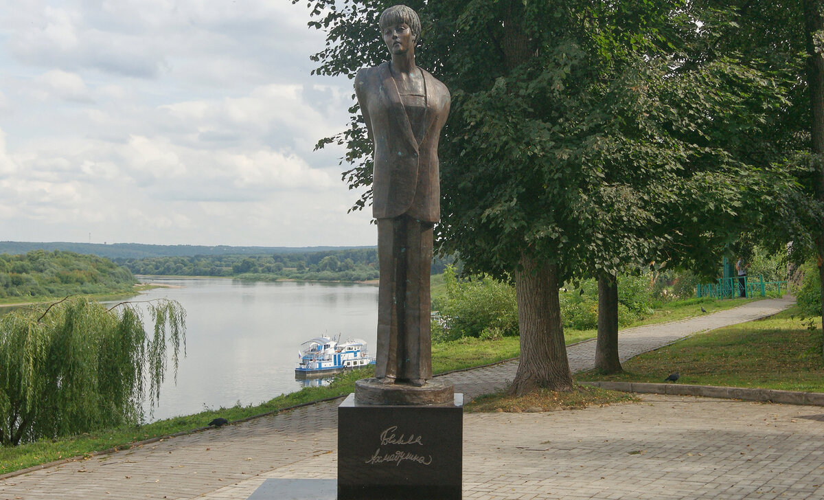 Памятник Белле Ахмадулиной в городе Таруса 