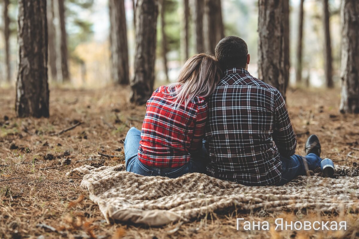 Только родное плечо  может стать надежной опорой в трудный момент...