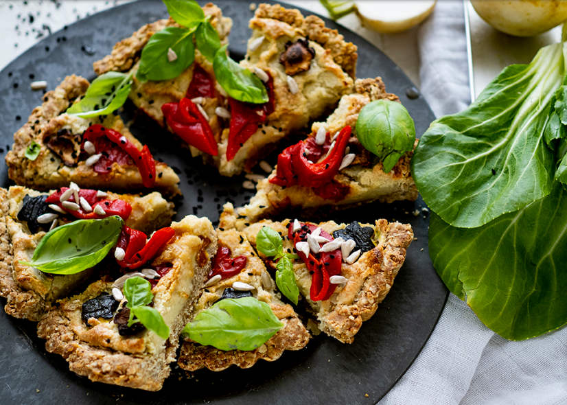 Веганский пирог с овощами, сыром и кешью