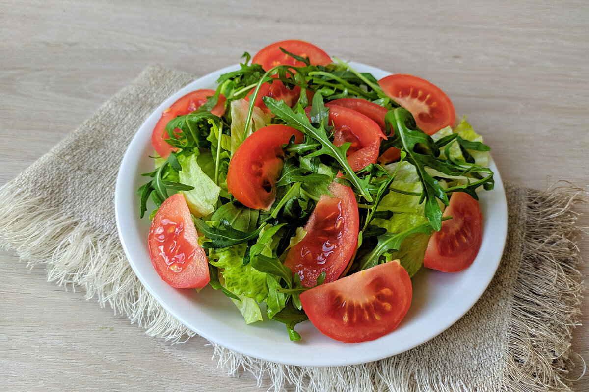 Тёплый салат с курицей и адыгейским сыром: быстро, полезно и вкусно | Еда  на каждый день | Дзен