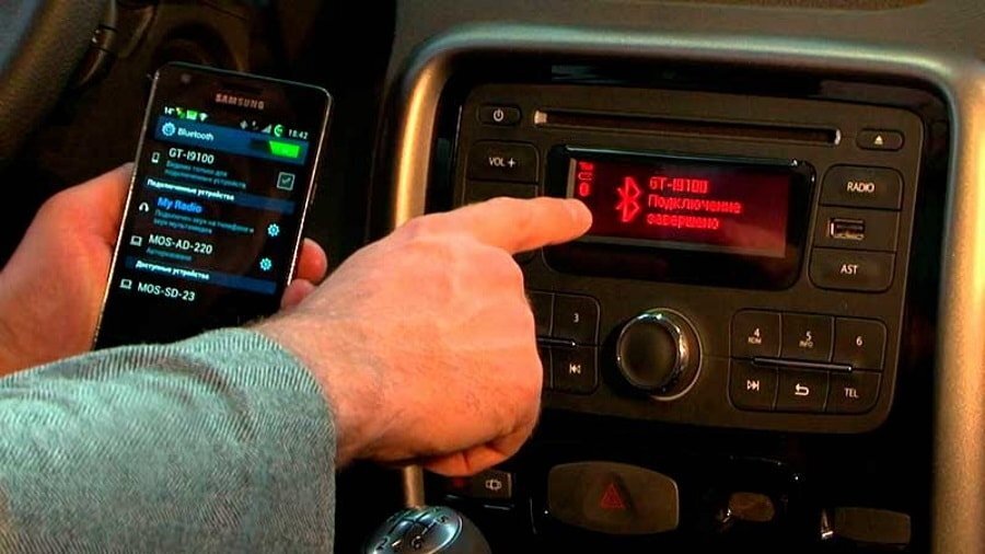Подключение мобильного устройства к автомобильной аудиосистеме при помощи AUX-кабеля