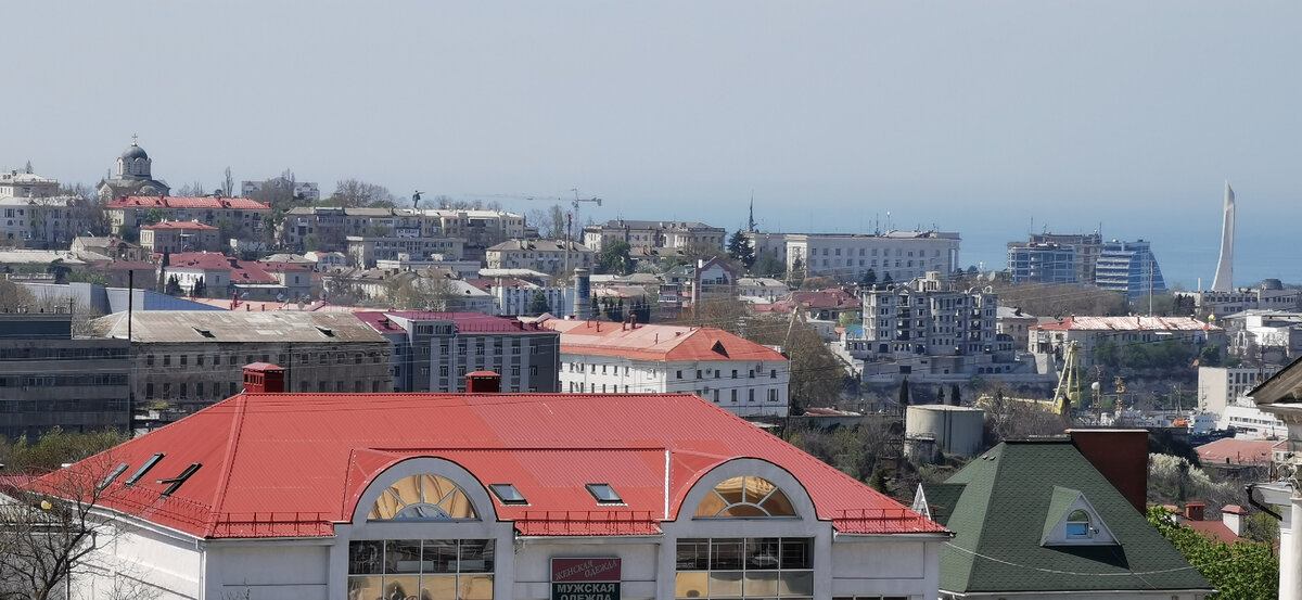 Можно одновременно разглядеть собор, ильича, штык и парус