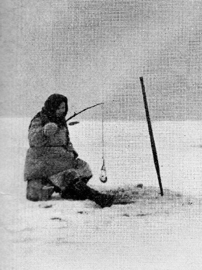 Женщина с удой и пешней. Ворзогоры. Алеев В.Р. Промысел наваги и сельди по Онежскому и Кемскому берегам Белого моря зимою 1912 г.