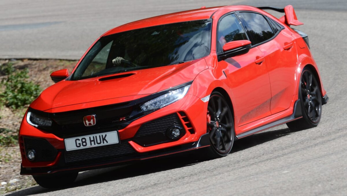 Honda Civic Type R теперь может похвастаться 316 л.с. и является нашим текущим хот-хетчем года в Auto Express.
Значок Honda Type R - это символ производительности, который обещает столько же острых ощущений, сколько модель с логотипом GTI или RS от конкурирующего производителя. К счастью, последняя версия Honda Civic Type R является одним из лучших переднеприводных хэтчбеков, когда-либо построенных.