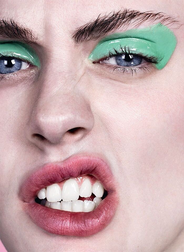 Среди женщин зимнего типа очень много невероятно красивых. Они излучают страстность и одновременно холодный шарм, в первую очередь, это отражено в их цветовом колорите. Представительницы зимней палитры холодны, как никто другой.