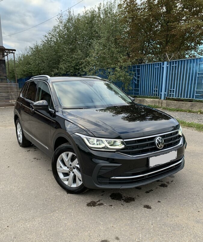 Volkswagen Tiguan в России с 2017 года представлен во втором поколении, в 2020 году кроссоверу провели рестайлинг, в рейтинге продаж новых автомобилей по итогам девяти месяцев 2021 года Volkswagen...