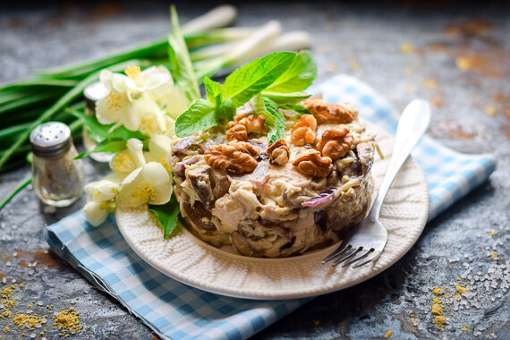 Сытный салат с курицей и грибами