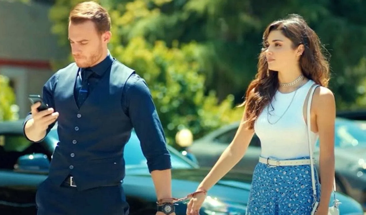 Кадр из сериала Постучись в мою дверь/ Sen Çal Kapımı/ You Knock on My Door